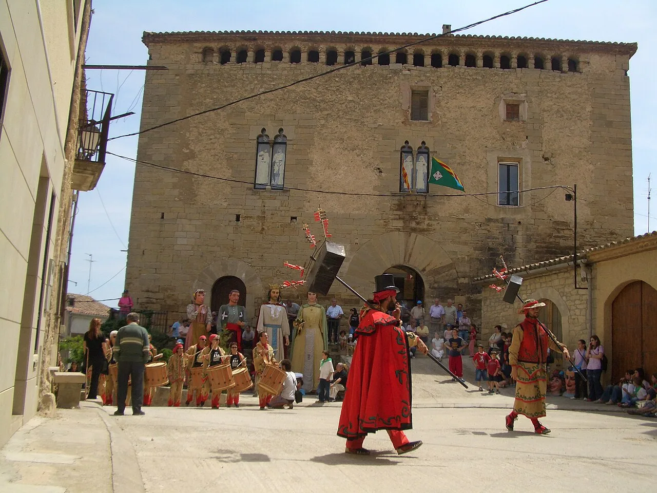 Els diables davant la façana del Castell de l'Espluga