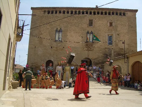 Els diables davant la façana del Castell de l'Espluga