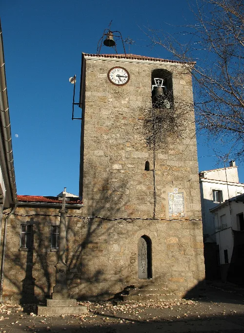 Steinerner Kirchturm mit Uhr und Glockenturm in Piornal.