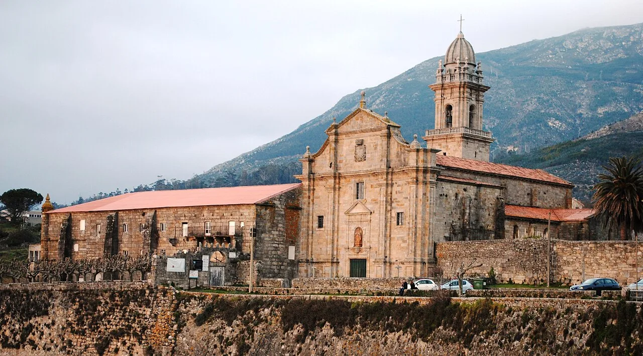 Kloster mit Kirche und Glockenturm in Oia, Pontevedra.