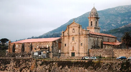 Kloster mit Kirche und Glockenturm in Oia, Pontevedra.