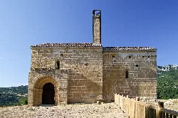 Pequeña iglesia de piedra con campanario en Ábalos, La Rioja.