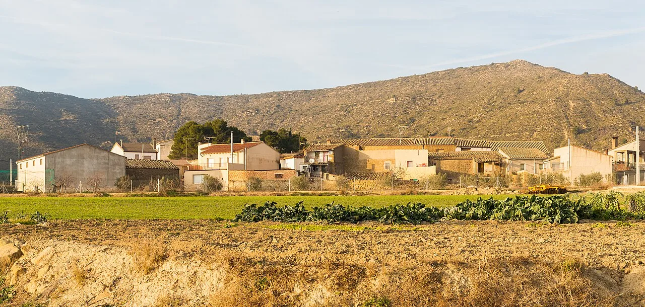 Village in Ayerbe with mountains and fields in the background.