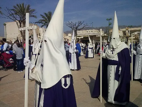 Nazarenos con túnicas blancas y capuchas puntiagudas en Crevillente.