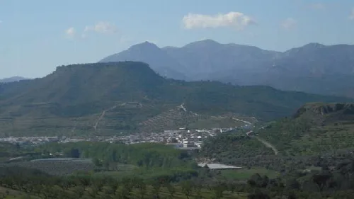 Landschaft mit Bergen und einem Dorf in einem Tal in Granada, Spanien.