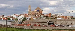 Panorámica de Alborea con iglesia y casas desde el sur.