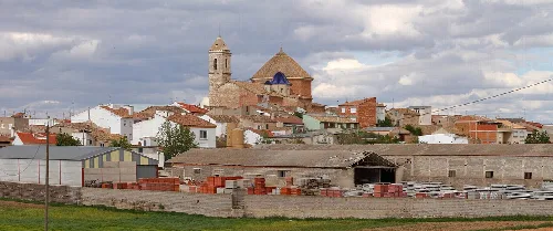 Panorámica de Alborea con iglesia y casas desde el sur.