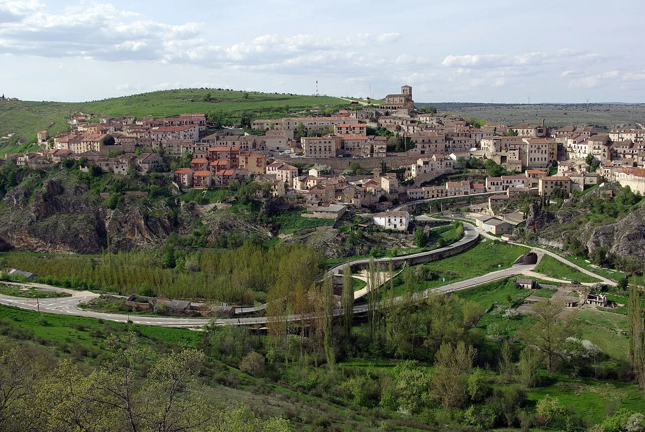 Panoramablick auf Sepúlveda mit Straßen und Gebäuden auf einem Hügel.