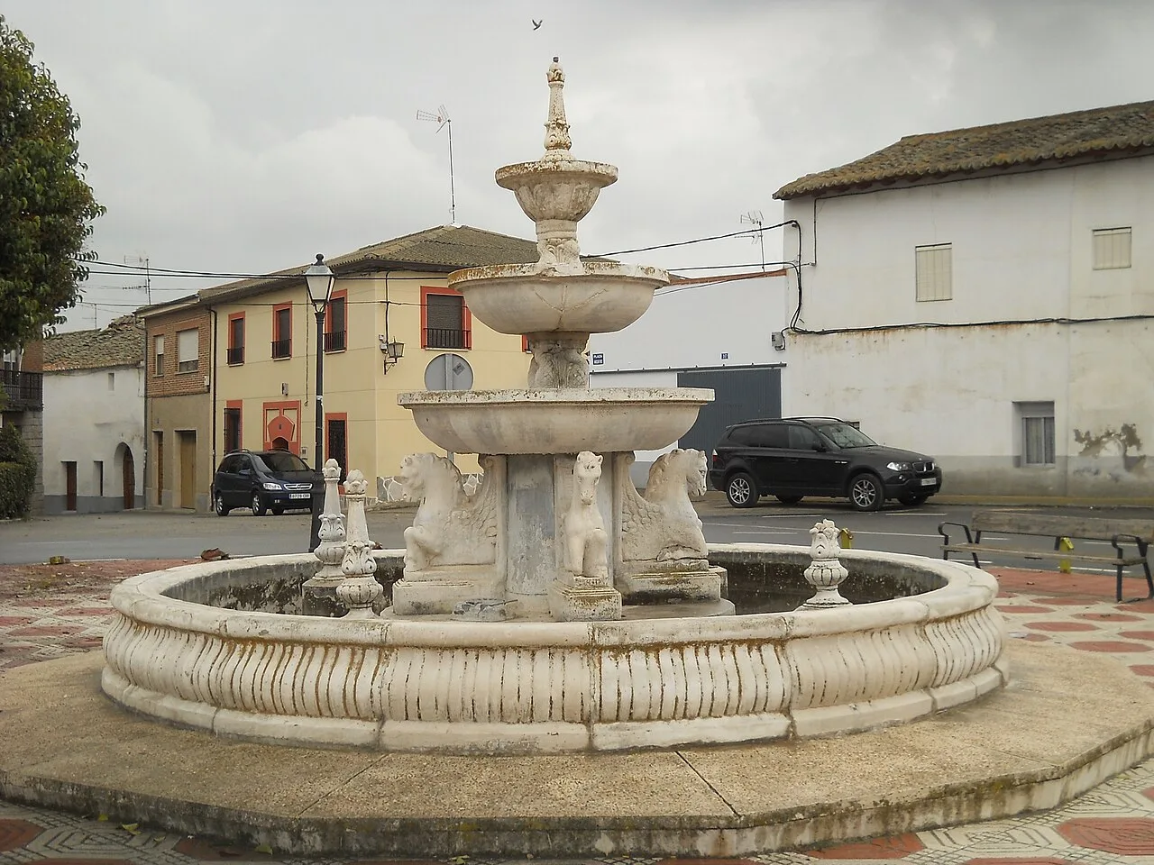 Fuente de piedra con varias esculturas en Fontiveros, Ávila.