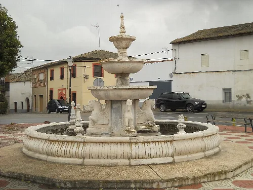 Steinbrunnen mit Skulpturen in Fontiveros, Ávila.