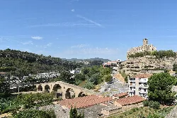 Vista panorámica de Manresa con la Seu y el Puente Viejo en la colina.