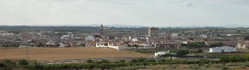 Paisaje con pueblo y campo en Casas-Ibáñez desde un cerro.