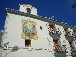 Fachada de la ermita del Salvador con mural y balcones en Onda.