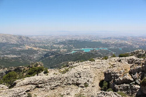 Panoramablick auf den Stausee und die Berge vom Cerro Cabañas.