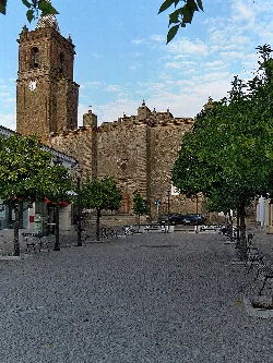 Iglesia del Divino Salvador en Cortegana, con torre y fachada de estilo gótico-mudéjar.