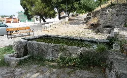 Steintrog mit Bänken und Bäumen in Navalmoral de la Mata.