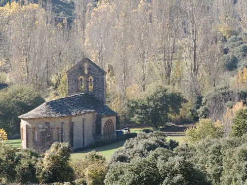 Kirche San Pedro de Etxano in Olóriz, Navarra, Gesamtansicht.