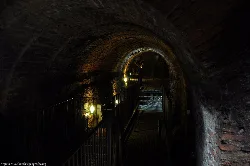 Laufstegen und Ziegelwände in der Costanaza-Mine in Logrosán.