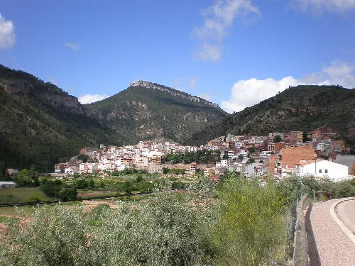 Vista parcial de Bogarra con el Padrastro (1503 m.) al fondo