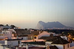 Vista de San Roque con el Peñón de Gibraltar en el fondo.