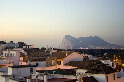 Blick auf San Roque mit dem Felsen von Gibraltar im Hintergrund.