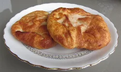 Zwei goldene, luftige Kuchen auf einem weißen Teller.