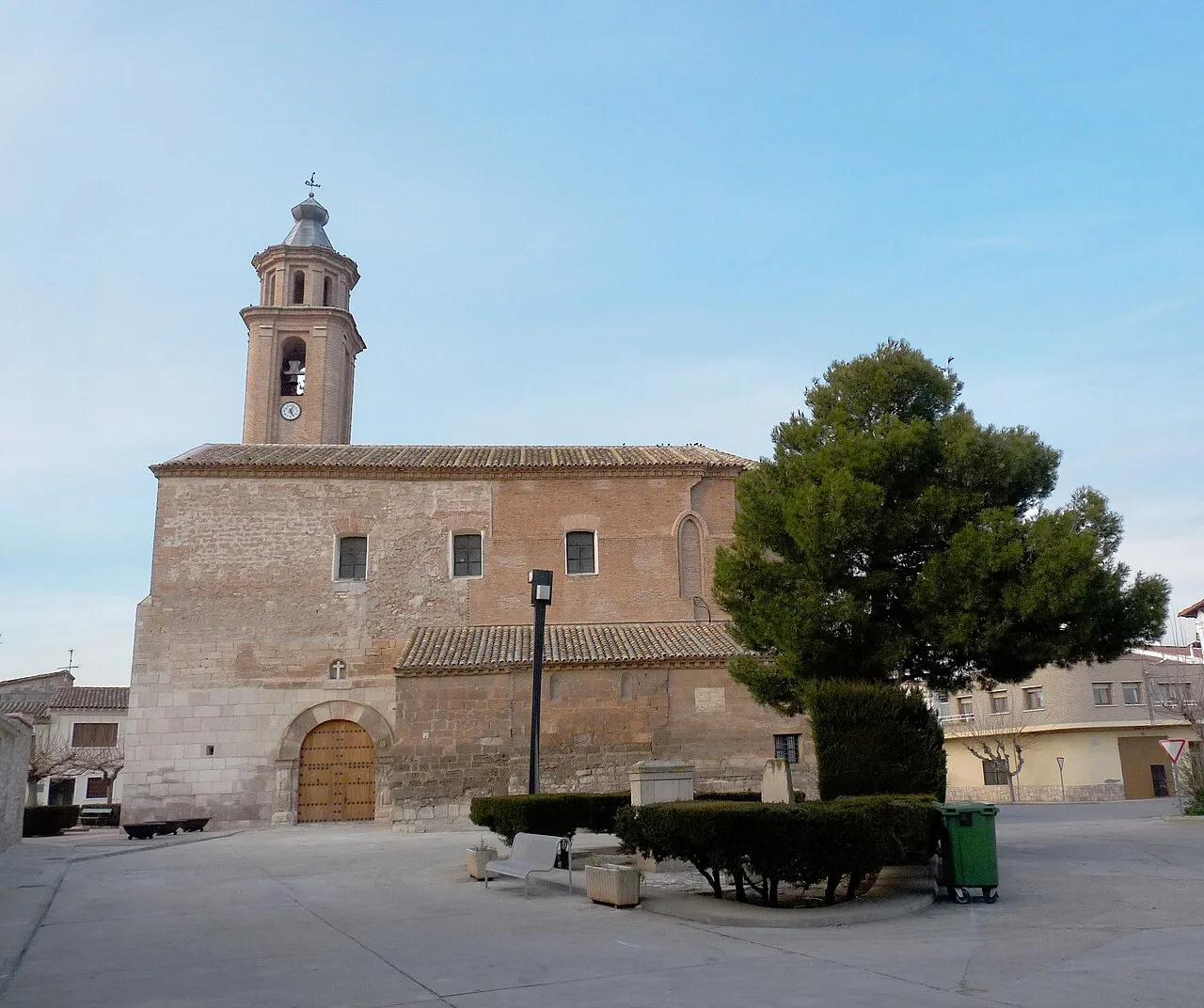 Kirche der Himmelfahrt unserer lieben Frau in Candasnos, seitliche Ansicht mit Platz und Baum.