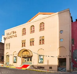 Fachada del Teatro Capitol con ventanas arqueadas y entrada con escalones rojos.