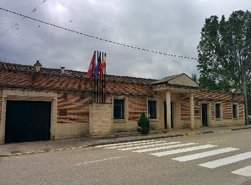 Backstein-Rathaus mit Flaggen und Zebrastreifen