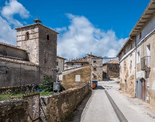 Calles de Lezáun con casas antiguas y una iglesia de piedra.