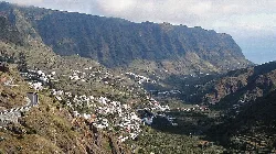 Vista panorámica de Hermigua con casas blancas y montañas en La Gomera.