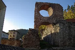 Ruinen eines Hochofens in Sabero mit Steinbögen und klarem Himmel.