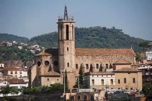 Pfarrkirche Santa Maria in Caldes de Montbui mit barocker Architektur und Turm.