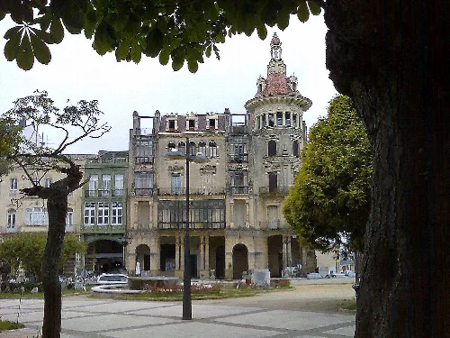Gebäude mit Turm im eklektischen Stil im Parque Central von Ribadeo.