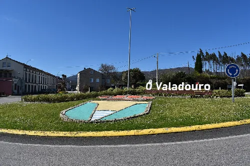 Kreisverkehr mit dekorativer Sonnenuhr in Ferreira do Valadouro, Lugo.