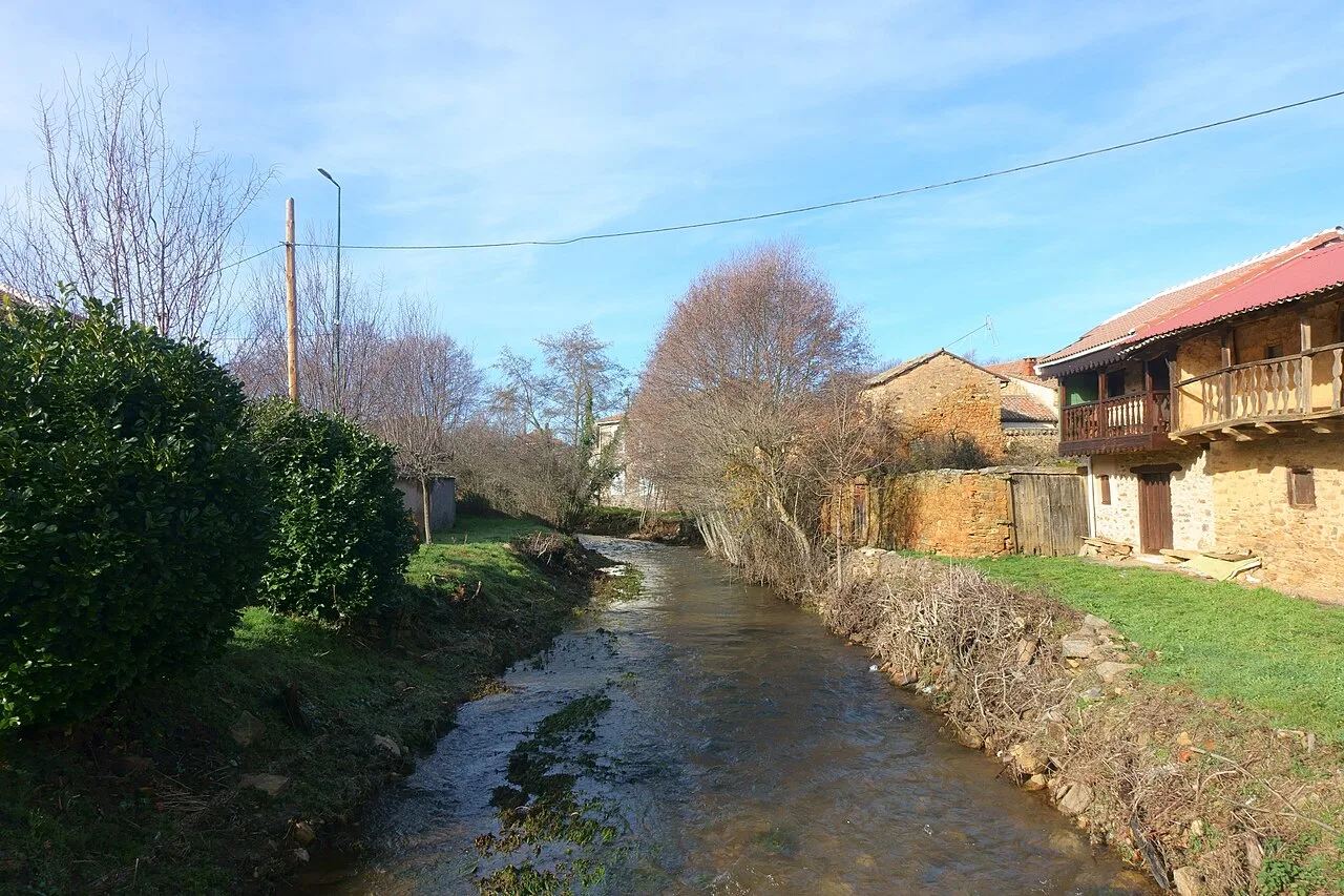 Río Argañoso a su paso por la localidad de Brazuelo (León, España).