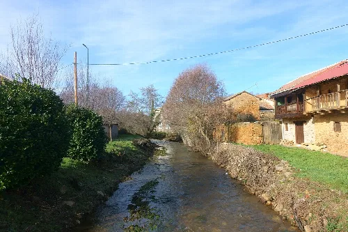 Río Argañoso a su paso por la localidad de Brazuelo (León, España).