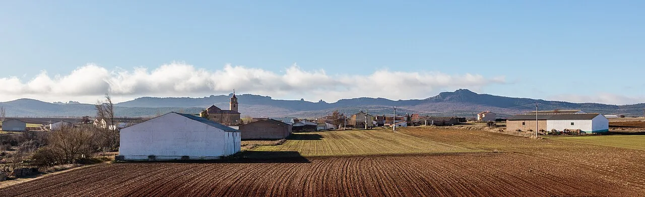 Fields and clear sky in Campillo de Dueñas.