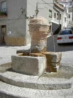 Fuente de piedra con agua en Laujar de Andarax.