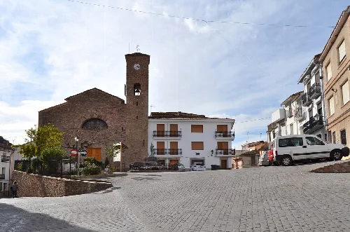 Plaza con iglesia, torre y edificios en Almedíjar.