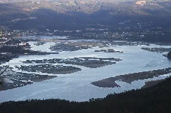 Vista aérea de la ría de Ortigueira con islas y bancos de arena.