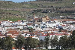 Vista de casas blancas, iglesia y colinas en Guadalcanal, Sevilla.