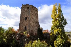 Despeñaperros-Turm in Priego, ein Steinturm inmitten der Natur.
