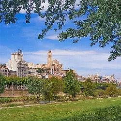 Paisaje urbano de Lérida con catedral y edificios históricos, vista desde el río.