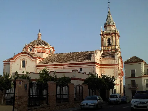 Iglesia con torre y cúpula en Bollullos de la Mitación.