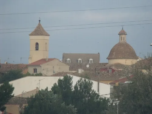 Panoramablick auf Villargordo del Cabriel mit Kirchen und alten Häusern.