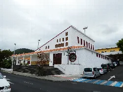 San José Kirche in Breña Baja, mit weißer Fassade und Treppen am Eingang.