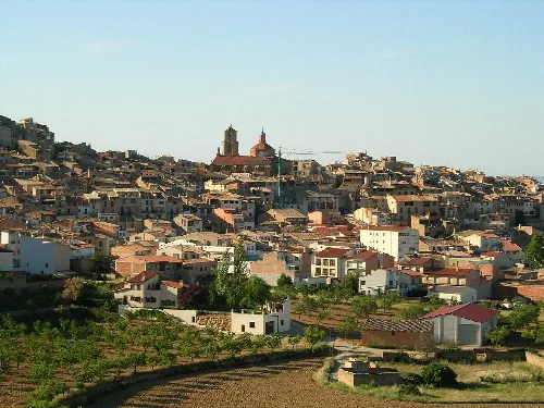 Panoramablick auf Calaceite mit Häusern und Kirche.
