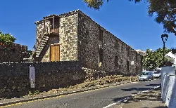 Steinernes Gebäude mit Außentreppen und kleinen Fenstern in Tacoronte.
