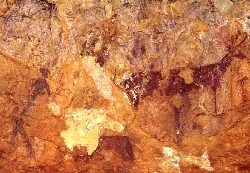 Pared de piedra con pinturas rupestres en Ayora, Valencia.